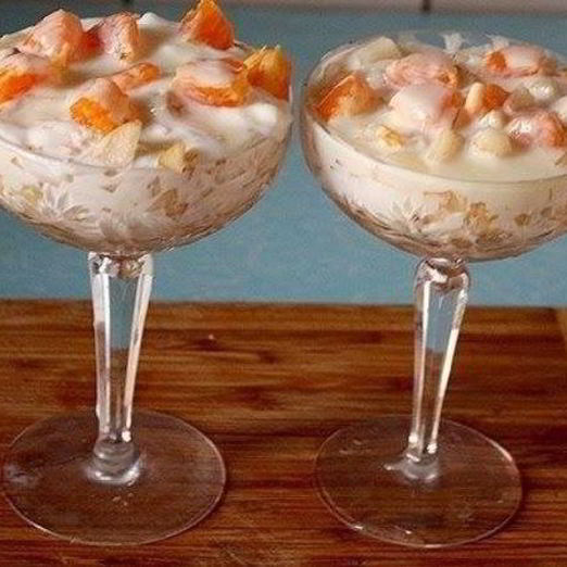 Слоеный фруктовый десерт с пломбиром и печеньем