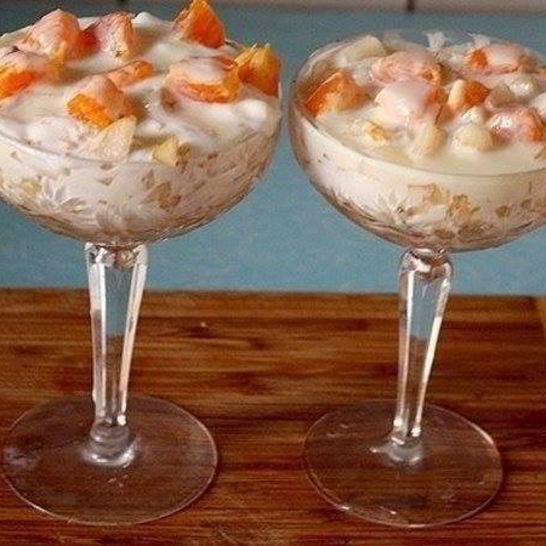 Рецепт слоеного фруктового десерта с пломбиром и печеньем