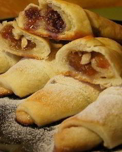 Творожные рогалики с начинкой из варенья и орешков