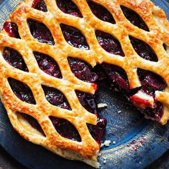 Рецепт легкого пирога с клубникой и смородиной