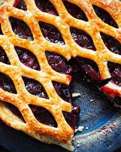 Легкий пирог с клубникой и смородиной