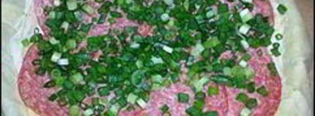 пирог из лаваша, помидор, колбасы, буженины, сыра и зелени. Шаг 13