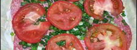 пирог из лаваша, помидор, колбасы, буженины, сыра и зелени. Шаг 14