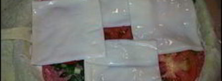 пирог из лаваша, помидор, колбасы, буженины, сыра и зелени. Шаг 15