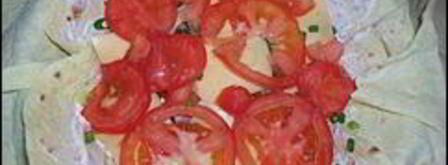 пирог из лаваша, помидор, колбасы, буженины, сыра и зелени. Шаг 8