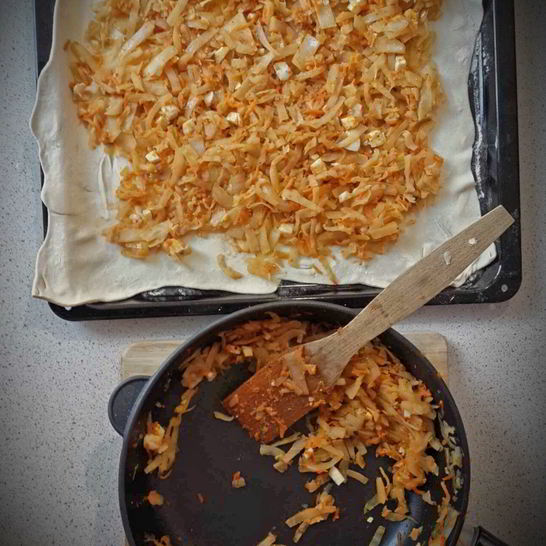 Рецепт пирога с капустой, яйцами и томатной пастой