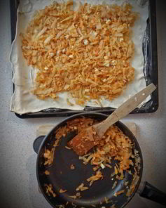 Пирог с капустой, яйцами и томатной пастой