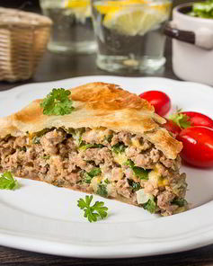 Пирог с мясом и сыром