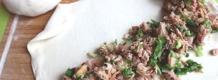 пирог-улитка с грибами и тунцом. Шаг 4