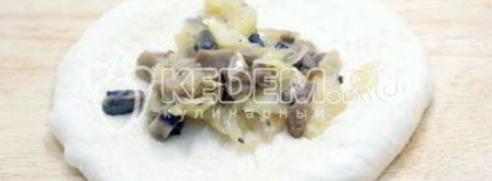 пироги с капустой и грибами лапти. Шаг 10