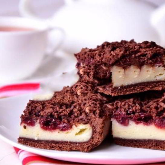 Рецепт шоколадного пирога с творогом и вишней