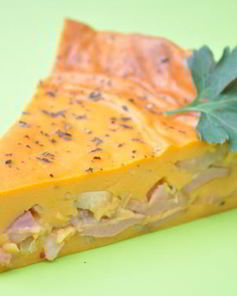 Томатный пирог с луком и колбасами