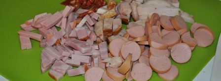 томатный пирог с луком и колбасами. Шаг 2