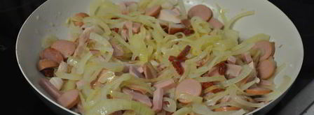 томатный пирог с луком и колбасами. Шаг 3