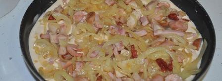 томатный пирог с луком и колбасами. Шаг 7