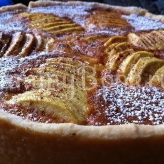 Рецепт яблочного пирога с пудингом и марципаном