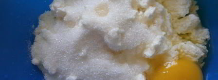 дрожжевые пирожки с творогом и клубникой. Шаг 2