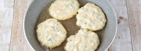 ленивые пирожки с яйцом и зеленым луком. Шаг 12