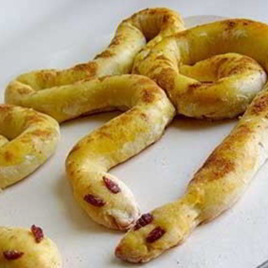 Рецепт новогодних пирожков с бананом змейки