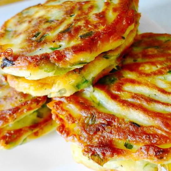 Рецепт оладушек-пирожков с зеленью и яйцом