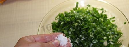 пирожки на кефире с зеленым луком и яйцом. Шаг 13