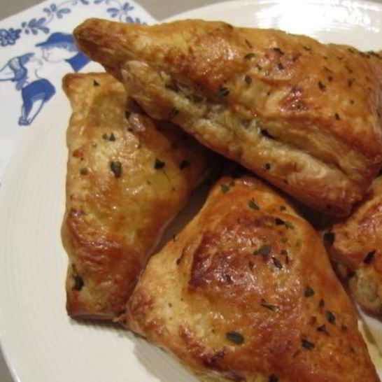 Рецепт пирожков с фаршем из слоеного теста