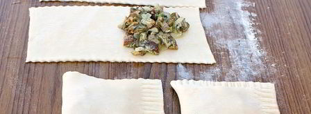 пирожки с грибами из слоеного теста. Шаг 11