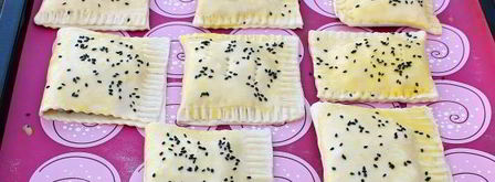 пирожки с грибами из слоеного теста. Шаг 13