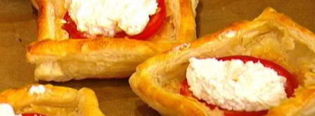 пирожки с козьим сыром, помидорами и базиликом. Шаг 9