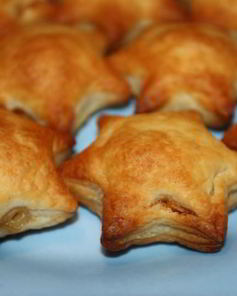 Пирожки с рыбой из слоеного теста
