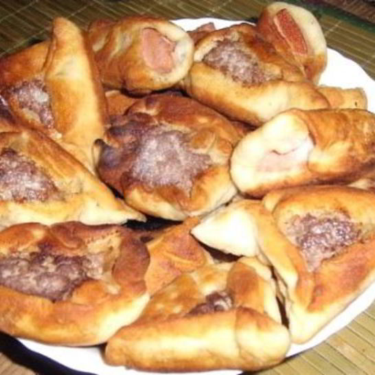 Рецепт пирожков с сырно-колбасной начинкой из песочного дрожжевого теста