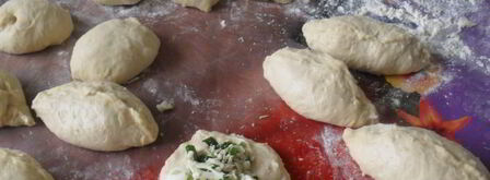 пирожки с зеленым луком и яйцом. Шаг 3