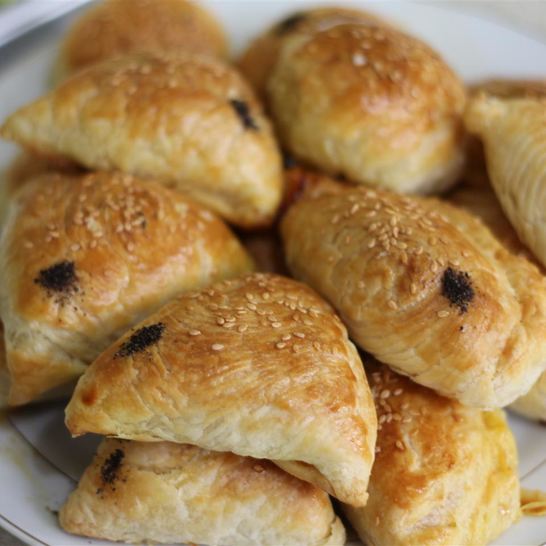 Рецепт слоеных пирожков с курицей, шпинатом и вялеными помидорами