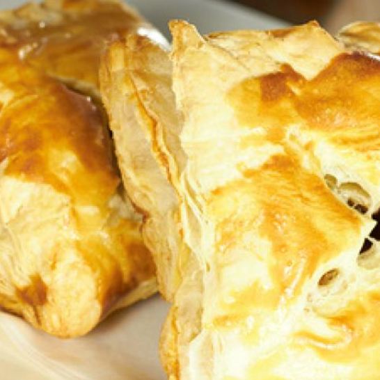 Рецепт слоеных пирожков с ветчиной и сулугуни