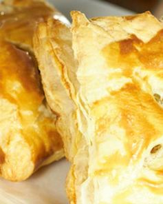 Слоеные пирожки с ветчиной и сулугуни