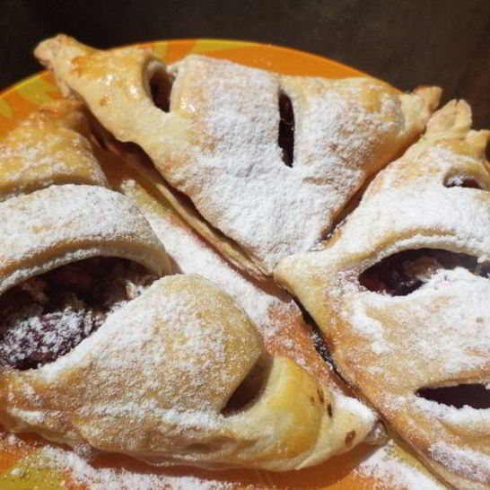 Рецепт слоеных пирожков с вишнево-кокосовой начинкой