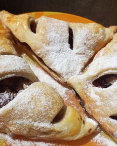 Слоеные пирожки с вишнево-кокосовой начинкой