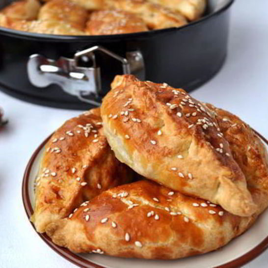 Рецепт слоеных пирожков закусочных, с куицей и пермезаном