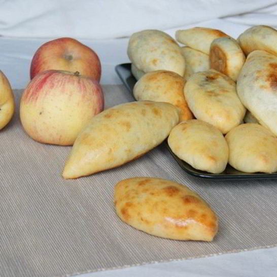 Рецепт творожных пирожков с яблоками и изюмом