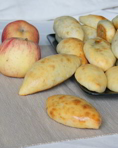 Творожные пирожки с яблоками и изюмом