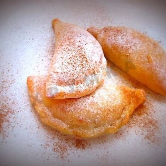 Рецепт творожных пирожков в духовке с яблоком и корицей