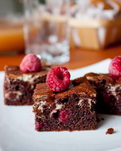 Брауни со сливочным сыром и малиной