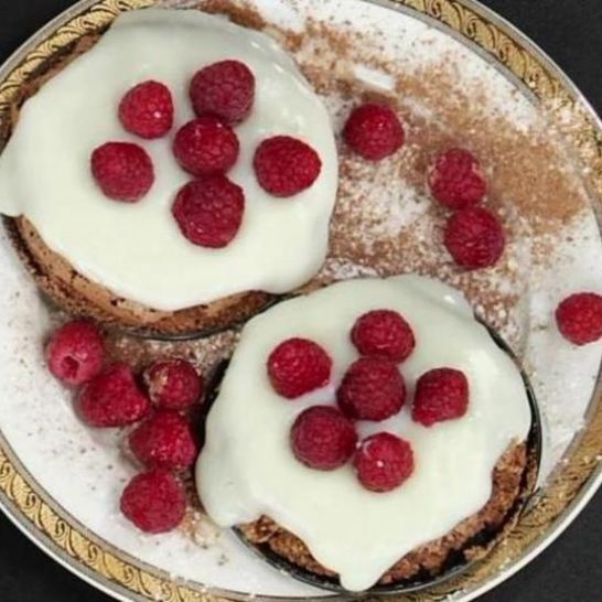 Рецепт миндальных пирожных с малиной