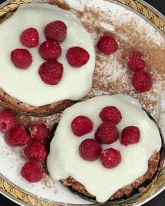 Миндальные пирожные с малиной