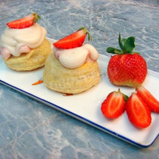 Рецепт пирожных из слоеного теста со сливочно-клубничным кремом