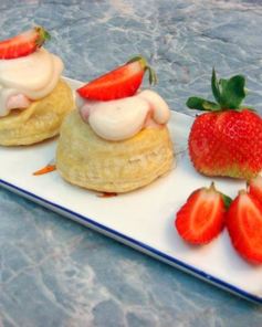 Пирожные из слоеного теста со сливочно-клубничным кремом