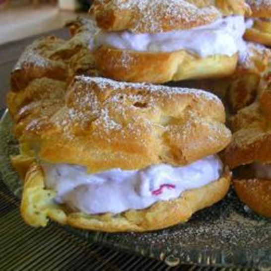 Рецепт пирожных из заварного теста с ягодами и сливками