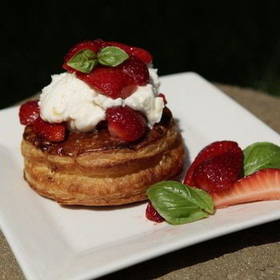 Рецепт пирожных с кремом из маскарпоне, клубникой и базиликом