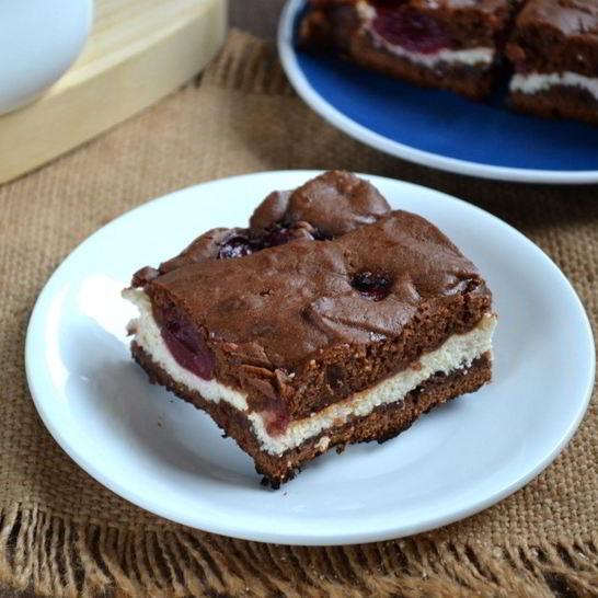 Рецепт шоколадного брауни с вишней