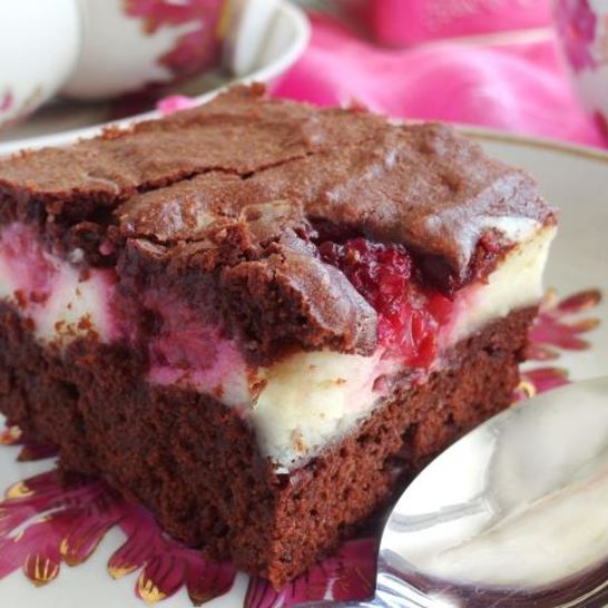 Рецепт шоколадных брауни со сливочным сыром маскарпоне и свежими ягодами